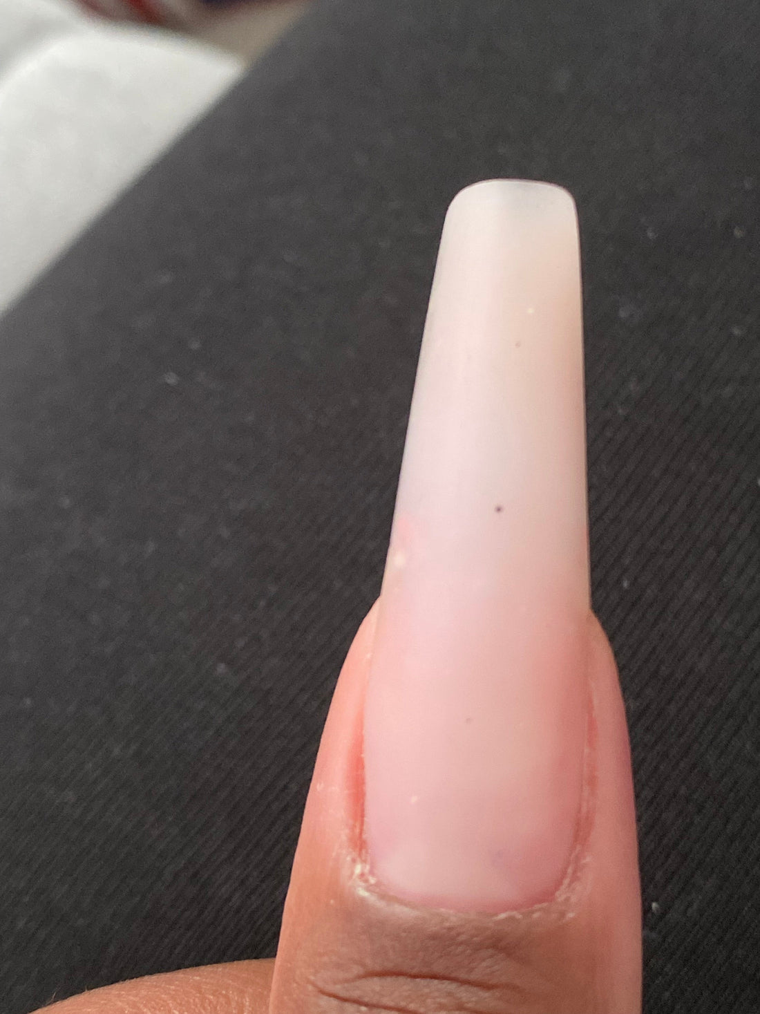 Le secret d’une pose qui tient : la préparation de l’ongle naturel.